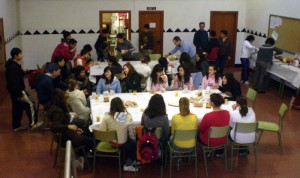 (Un grupo almorzando)