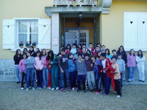 O grupo ante a porta de Villa Florentina, residencia veraniega do escritor Wenceslao Fernández Flórez en Cecebre..