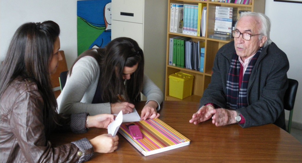 Xosé Neira Vilas con Beatriz Motos e Stephanie Torres