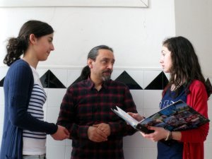 O profesor Vidal con Sara e Antía