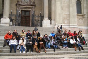 O grupo participante cos seus profesores sentados diante da Basílica de Pest.  Grazas a profesora Cristina  que nos acompañou na viaxe.