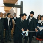 Presidente da Xunta de Galicia, Fernando González Laxe axudado polo Alcalde de Oleiros ángel García Seoane corta a cinta inaugural