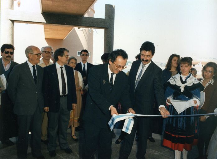 Presidente da Xunta de Galicia, Fernando González Laxe axudado polo Alcalde de Oleiros ángel García Seoane corta a cinta inaugural