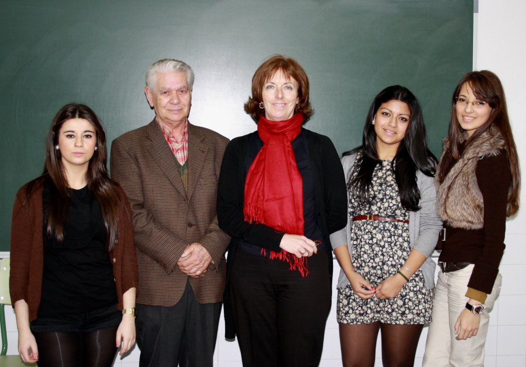 Emilio Gómez, a profesora Carmen García-Rodeja, e as alumnas Carlota Caramés, Macarena Farías e Gleicielly Guimarães