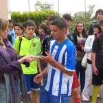 A Vicedirectora fai entrega do trofeo