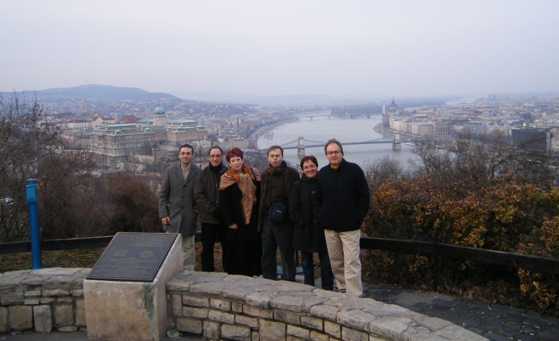 Tódos os profesores participantes. Ao fondo o bello Danubio e a Ponte das Cadeas con Buda a súa esquerda e Pest a dereita