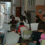 Os alumnos de música de 1º de BACH. B preparándose para a súa actuación. Moitas grazas a eles e a Marián pola súa colaboración