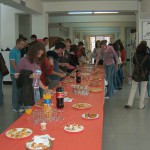 Merendando na entrada do IES. Quédanlles ainda uns poucos días para aprender a valorar o polvo