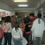 Merendando na entrada do IES. Quédanlles ainda uns poucos días para aprender a valorar o polvo