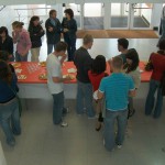 Merendando na entrada do IES. Quédanlles ainda uns poucos días para aprender a valorar o polvo