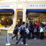 Los chic@s se abalanzan sobre un escaparate de una chocolaterie..aunque los gâteaux tenian muy buena pinta..jajaja