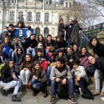 Foto de grupo delante de "la casa del pueblo".