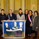 Rubén, M. Vidal, Daniel, Mme. Pérez (Isabel), la profesora de lengua española del colegio y la alcaldesa de Vannes, esta ultima recibiendo el regalo que le ofrecio nuestro instituto, un cuadro hecho por los alumnos de 4° de la ESO de Luis Seoane.