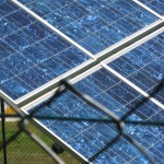 Paneis solares fotovoltaícos para produción de electricidade na zona de ensaios.