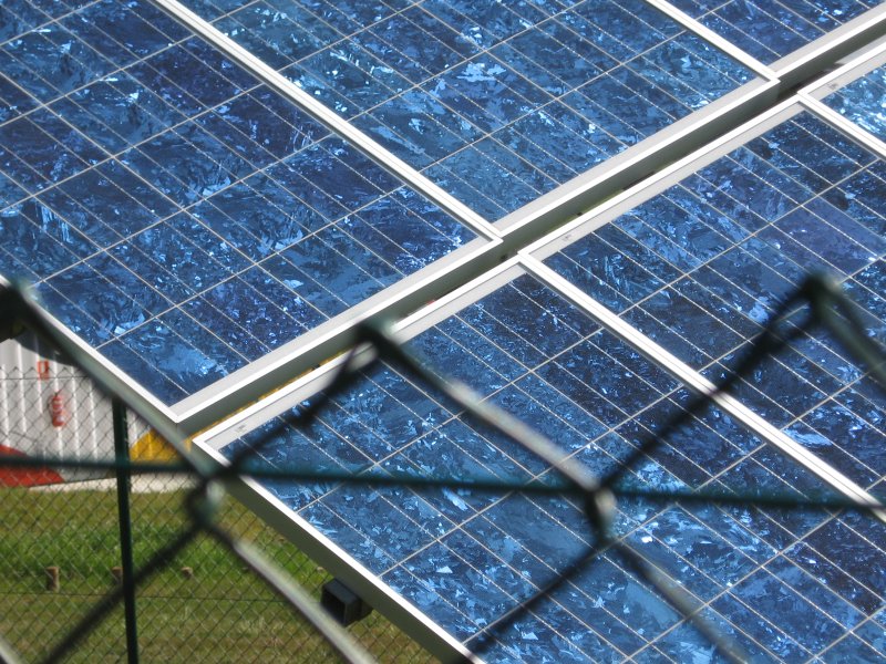 Paneis solares fotovoltaícos para produción de electricidade na zona de ensaios.