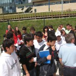 Grupo de alumnos e profesores visitando as instalacións de produción de enerxía a partir de hidróxeno.