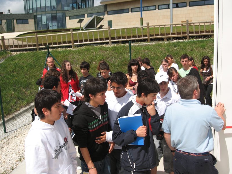 Grupo de alumnos e profesores visitando as instalacións de produción de enerxía a partir de hidróxeno.